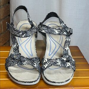 Baretraps Nikole Casual Sandal in tropical print - 8.5